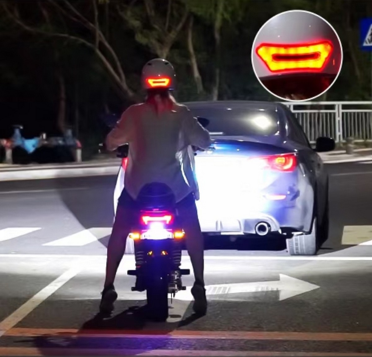 kaciga s osvjetljenjem motocikla