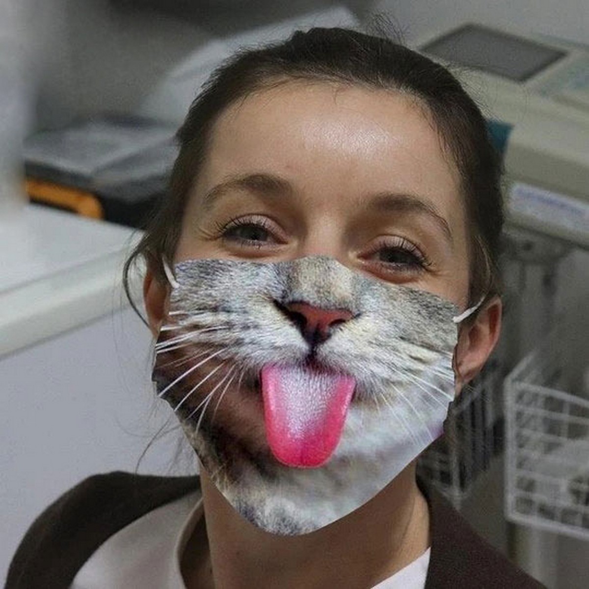 maska na licu mačić s jezikom