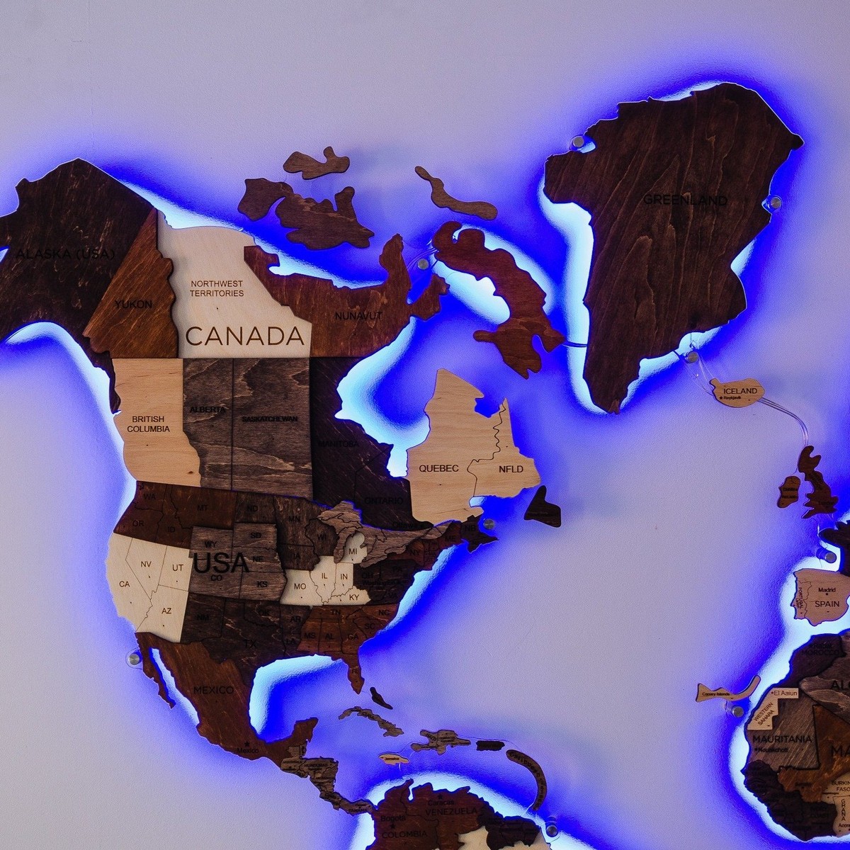 drvena karta svijeta s osvjetljenjem na zidu