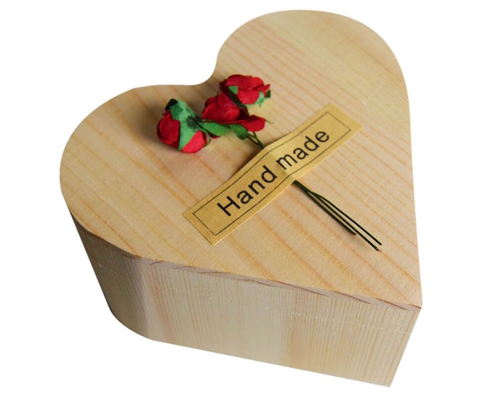 ruža u drvenoj kutiji u obliku srca