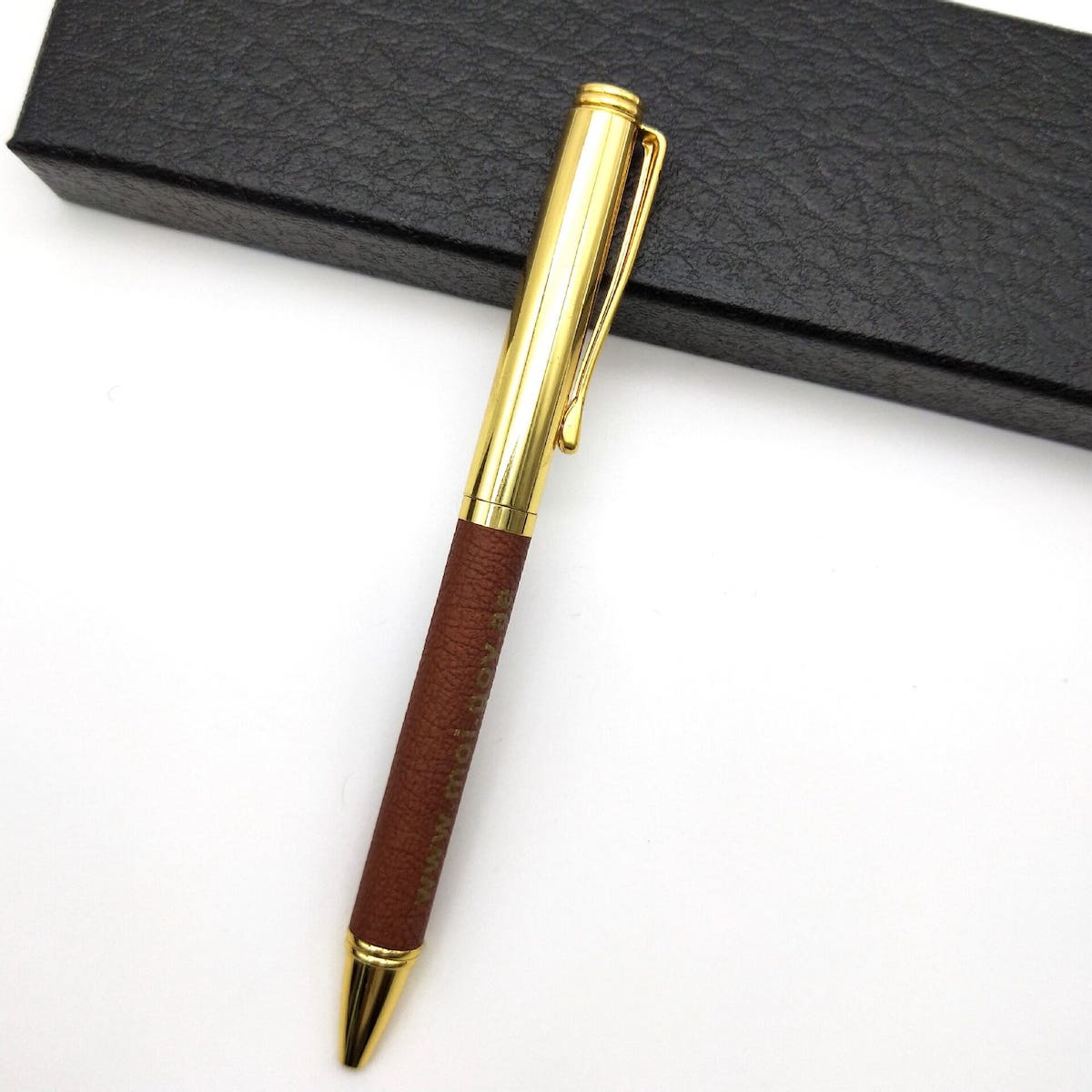 luksuzna poklon olovka s kožnom površinom
