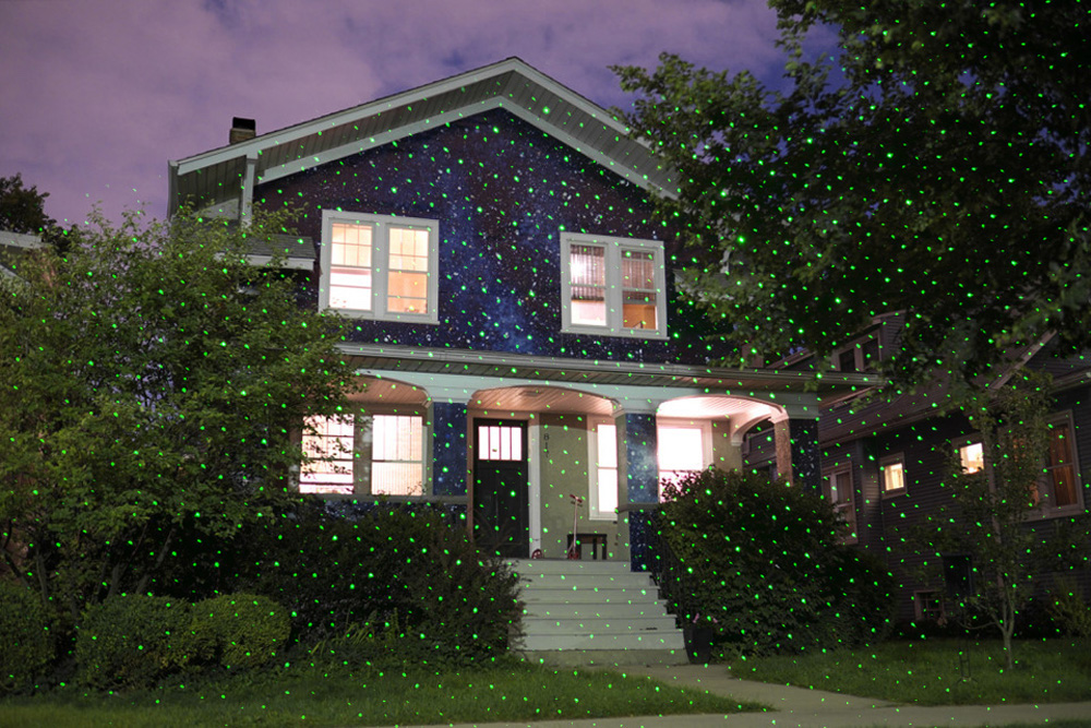 LED dekorativni laserski projektor obojio fasadu kuće u zeleno crveno