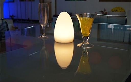 stilsko svjetlo na stolu - jaje