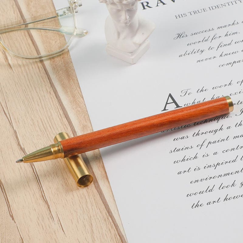 zlatna olovka s drvenim dizajnom