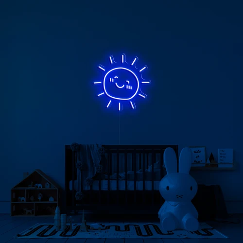LED osvijetljeni neonski logo na zidu - sunčano