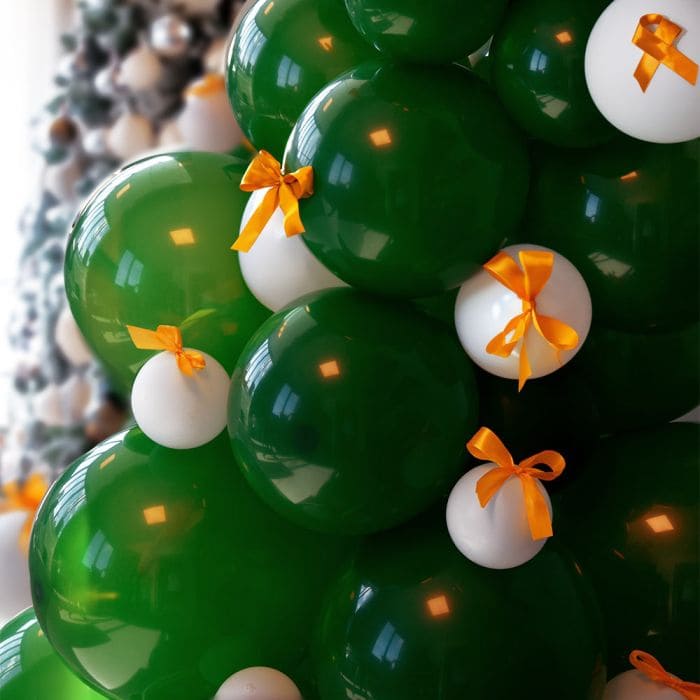 Božićno drvce od balona​ - Božićno drvce na napuhavanje napravljeno od balona