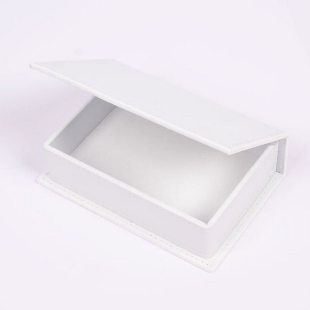 bijela kožna kutija na stolu