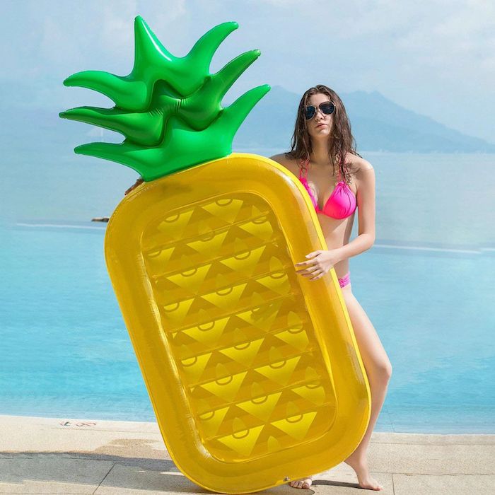 madrac za plažu u vodi ananas