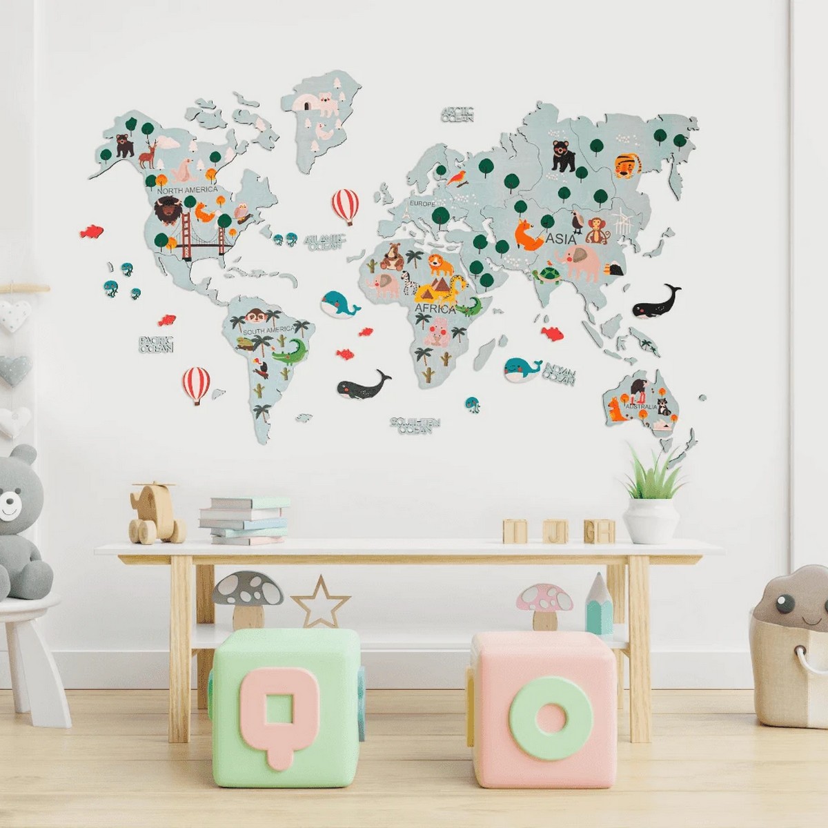 dječja drvena karta svijeta na zidu
