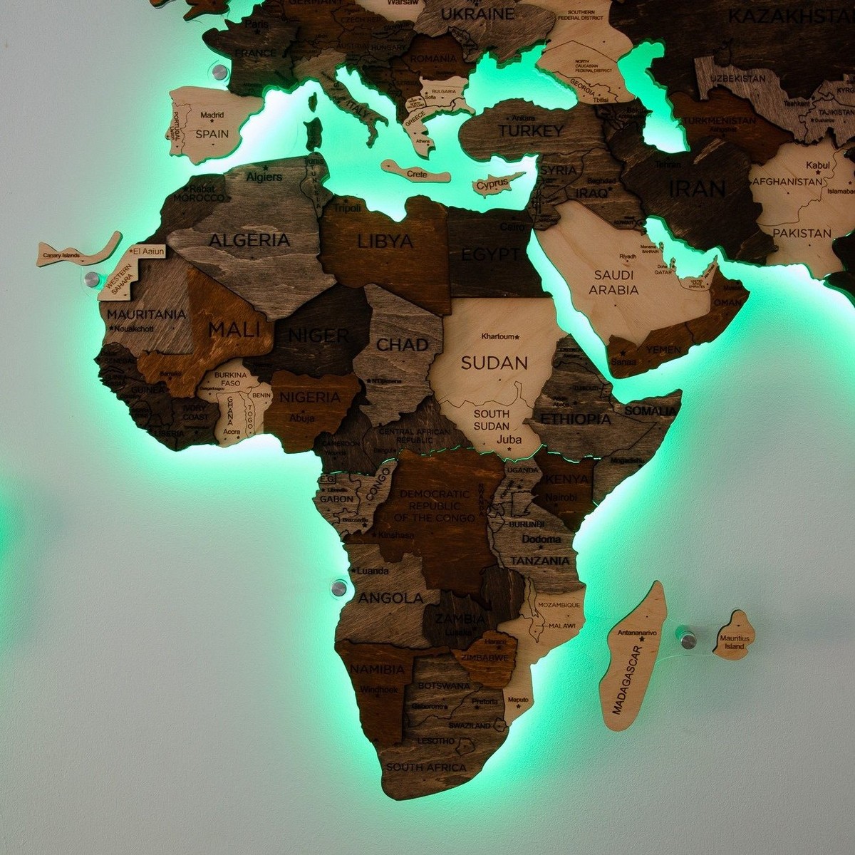 drvene karte svijeta s led pozadinskim osvjetljenjem