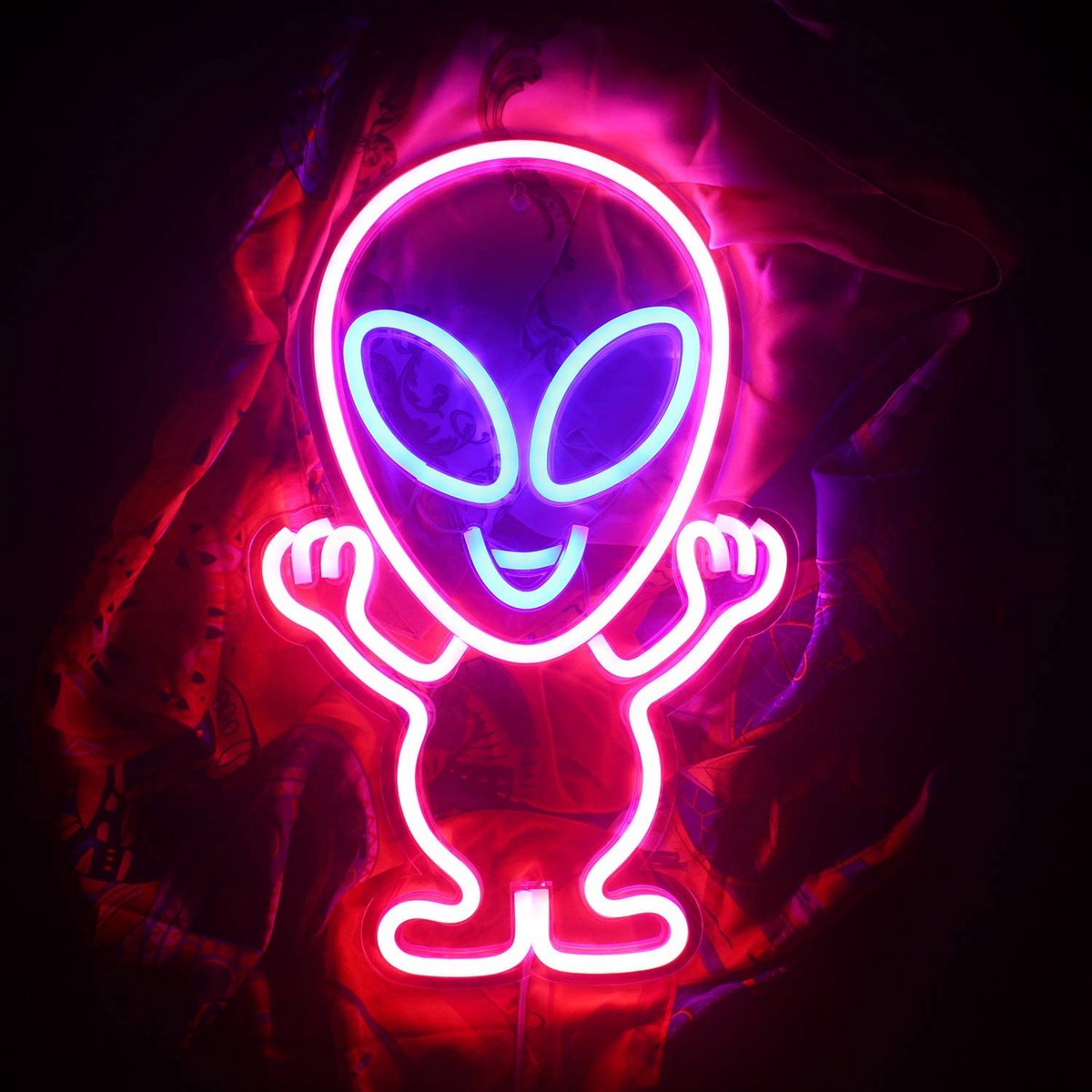led neonski logo koji svijetli na zidu - vanzemaljac